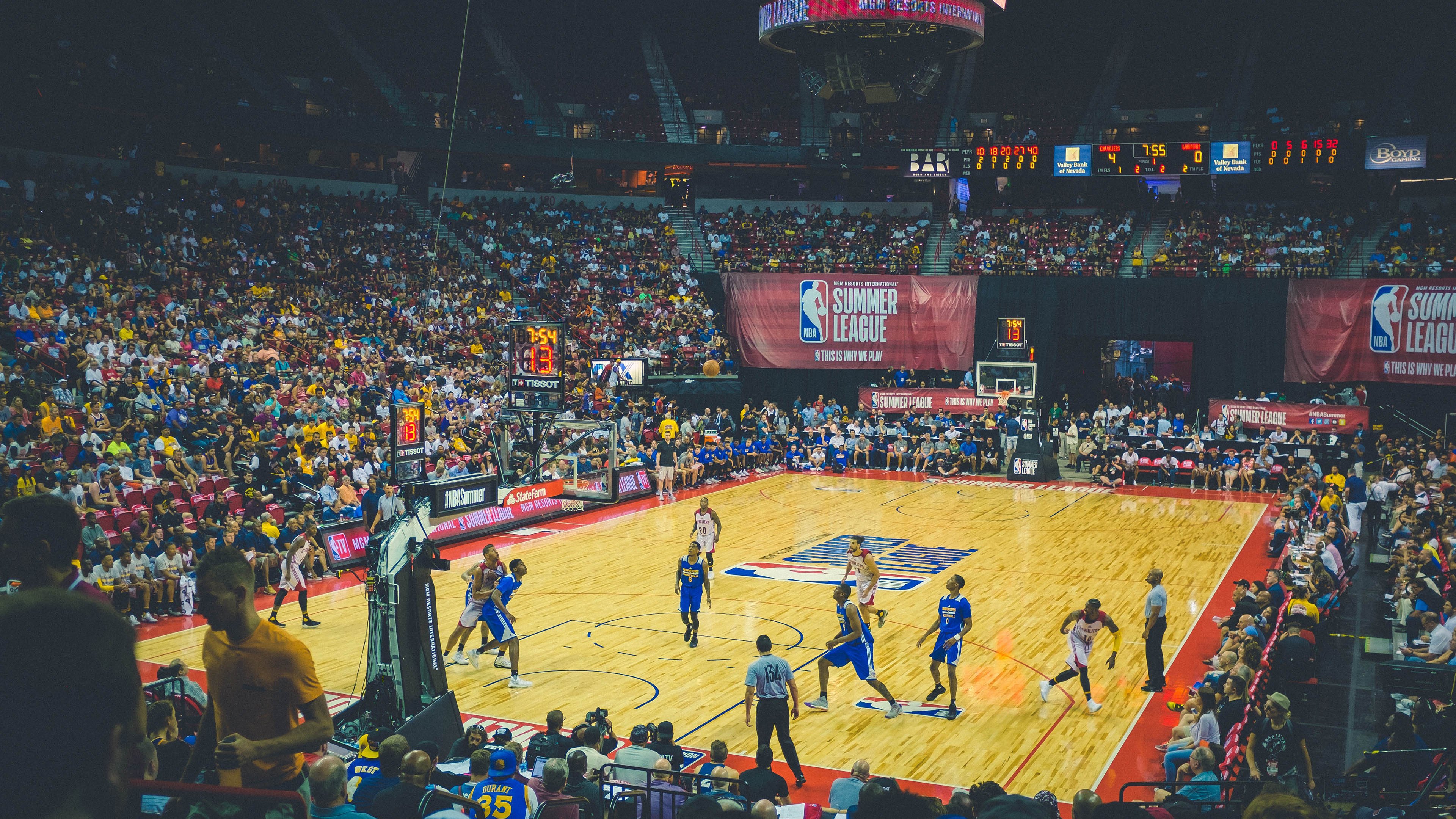 广东队加强对抗训练提升内线强度,广东队太强了